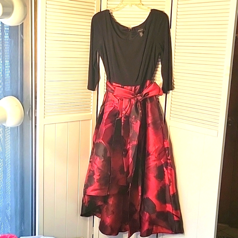 R&M RICHARDS BLACK AND BURGUNDY FLORAL HIGH-LOW 3/4 SLEEVE FLARE DRESS  SZ12